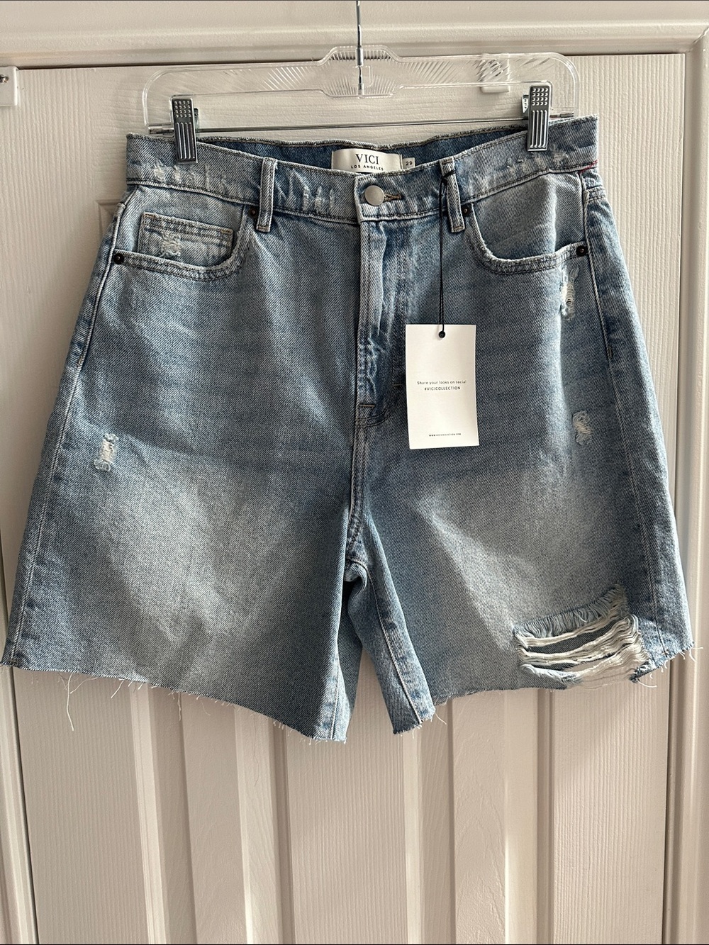 VICI Bermuda Raw Hem Distressed Denim Shorts NWT Women’s 29 Classic